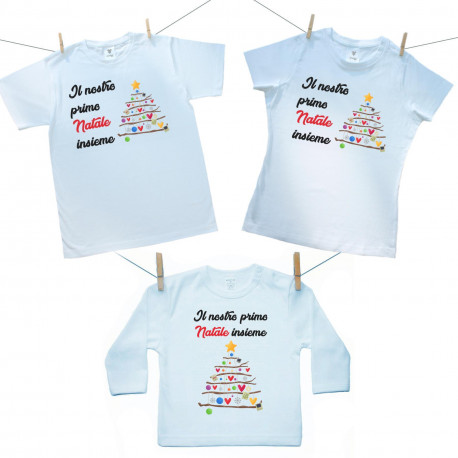 Set famiglia (maglietta a maniche lunghe) Il nostro primo Natale insieme Set famiglia (maglietta a maniche lunghe) Il nostro primo Natale insieme